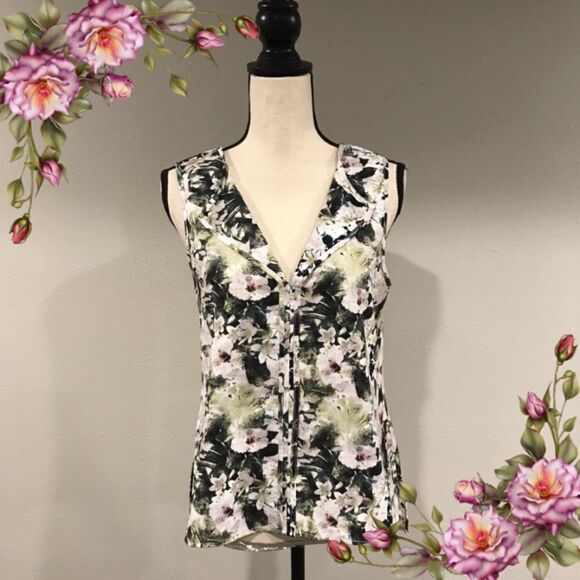MAKE AN OFFER ;) Cute floral sleeveless blouse - Picture 1 of 9